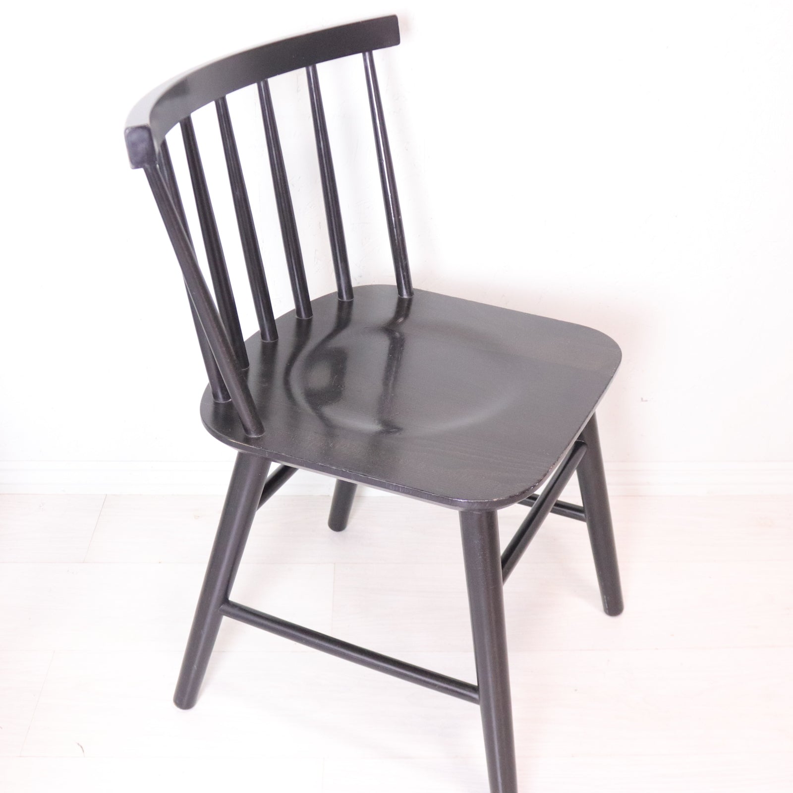 Set of 6 Scandinavian style Black Spindle Back Dining Chairs - teakyfinders